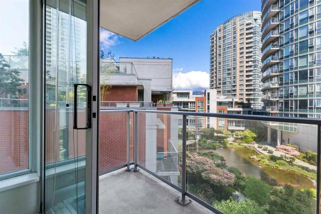 Beautiful 1 Bedroom In The Heart Of Downtown: Parking, Pool & Gym