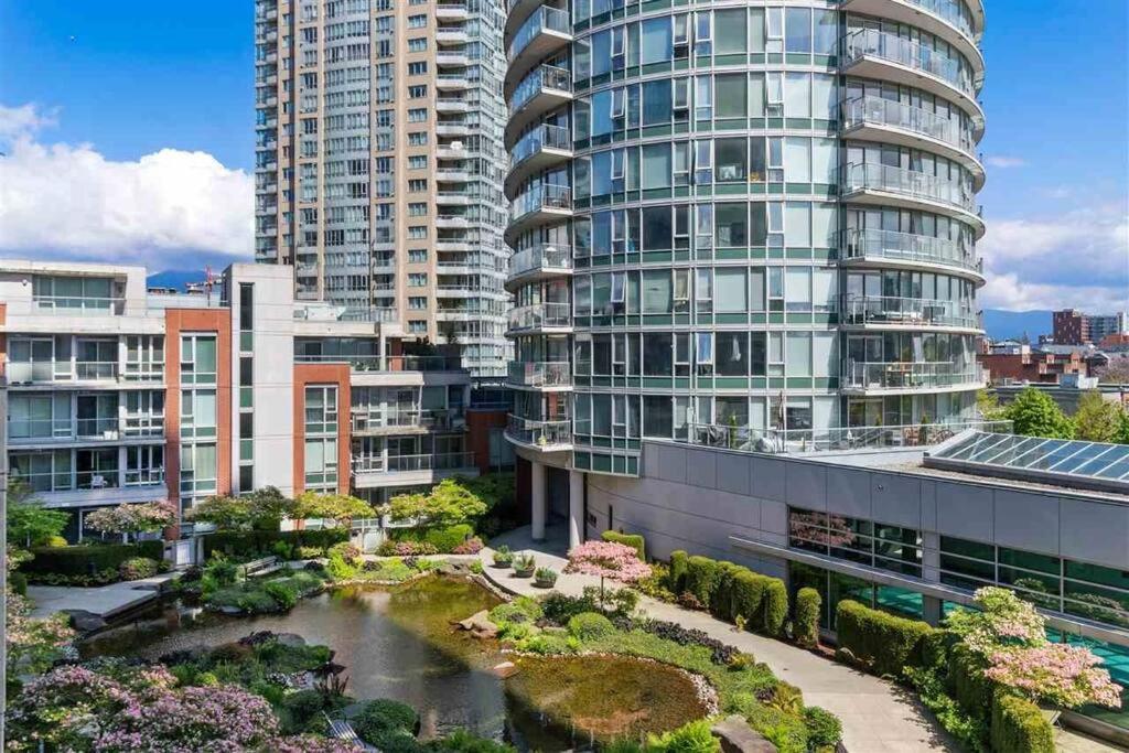Apartment Beautiful 1 Bedroom In The Heart Of Downtown: Parking, Pool & Gym *