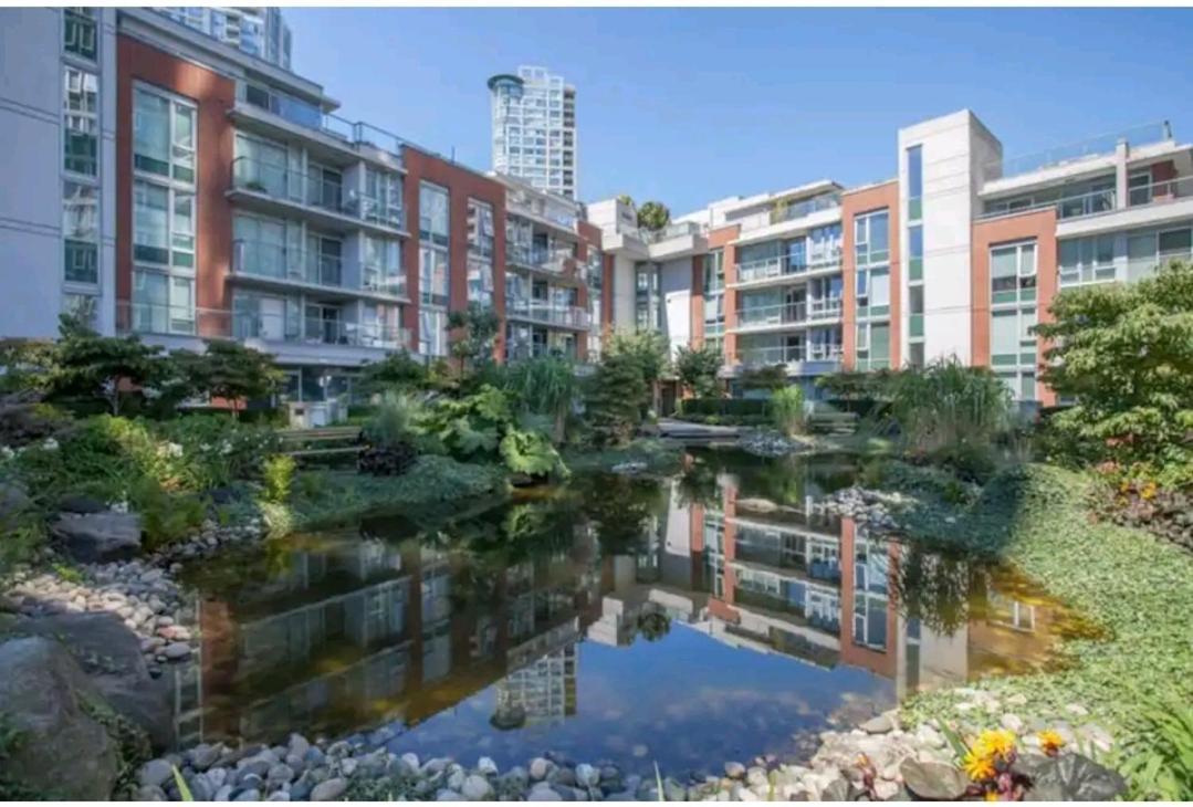 Beautiful 1 Bedroom In The Heart Of Downtown: Parking, Pool & Gym Apartment Vancouver