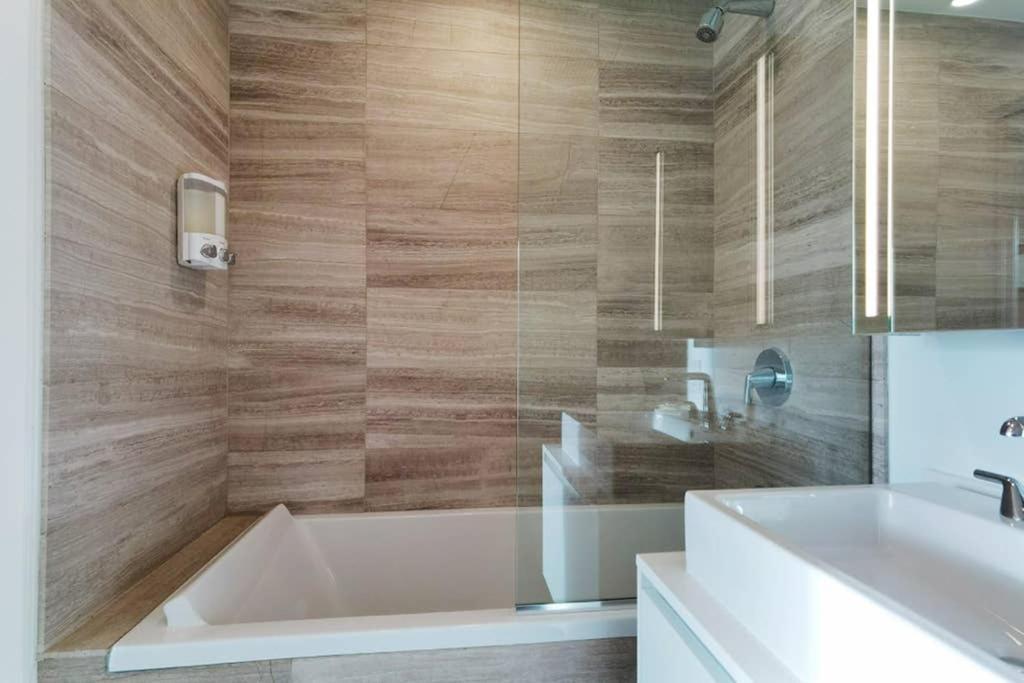 Luxury 1br With Great View In Downtown Vancouver