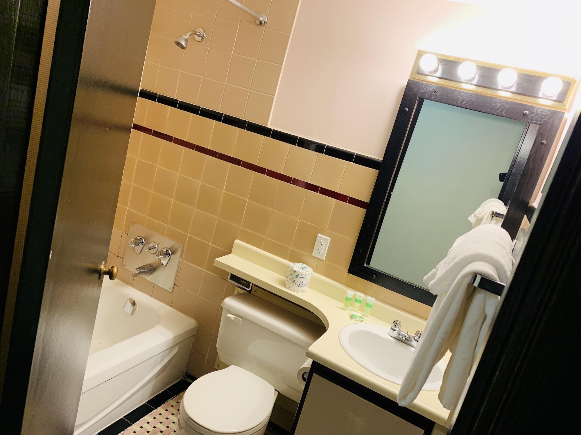 Hotel At The Waldorf Vancouver