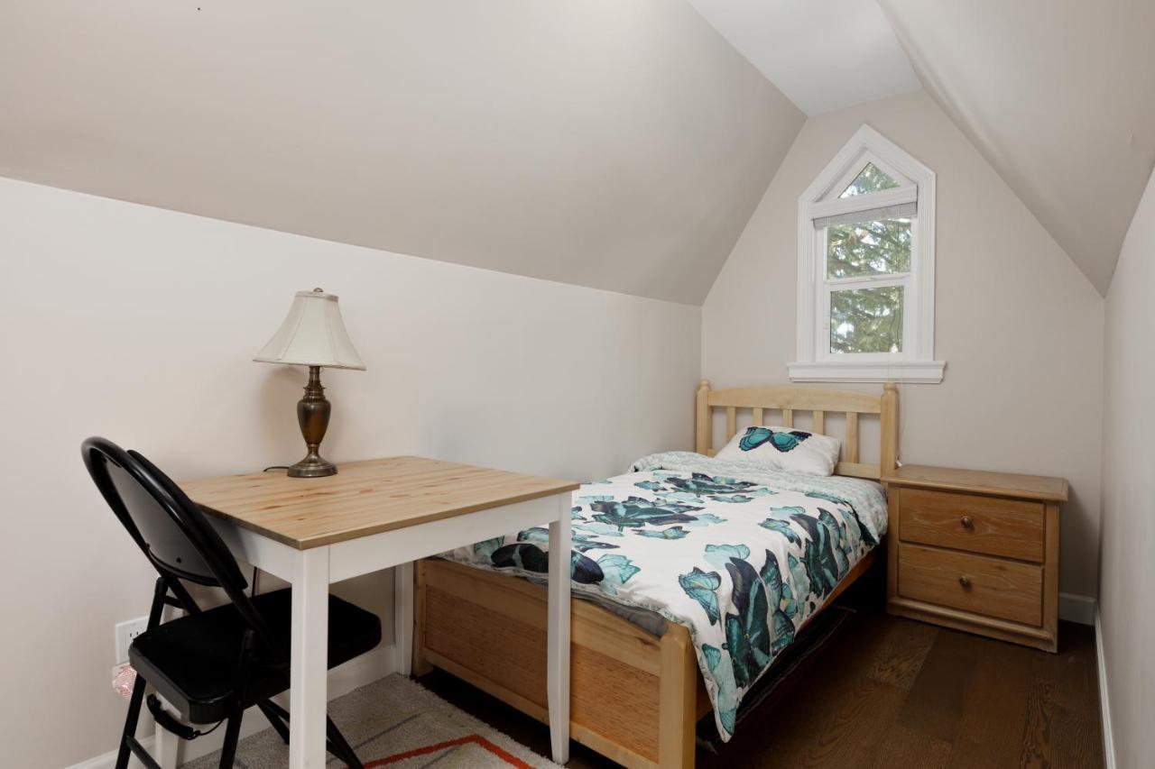 Holiday home Cozy 4-Bedroom Home In Vancouver *