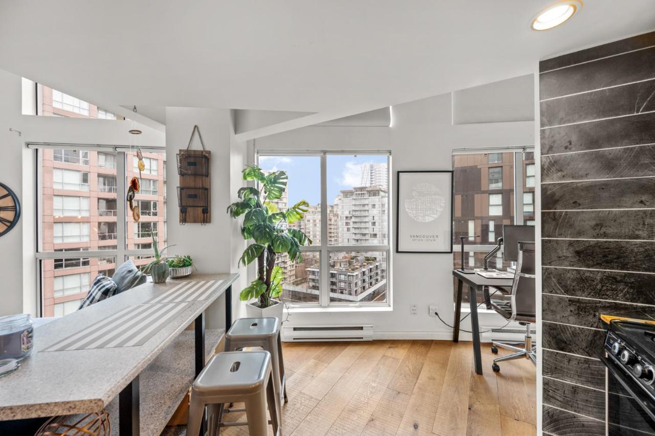 Rare Find Loft With Full Kitchen At Heart Of Downtown Apartment *