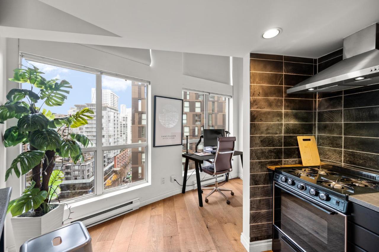 Rare Find Loft With Full Kitchen At Heart Of Downtown Apartment