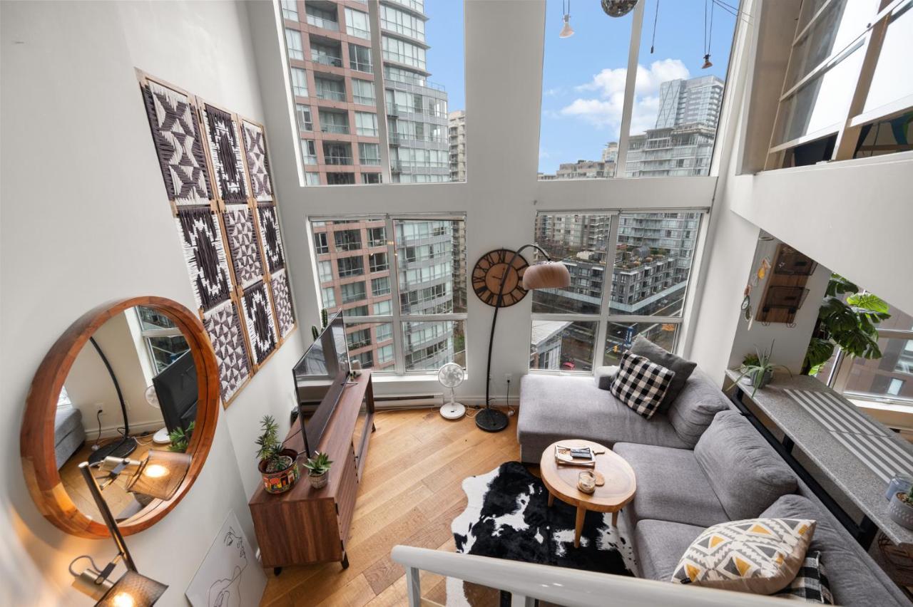 Rare Find Loft With Full Kitchen At Heart Of Downtown Apartment *