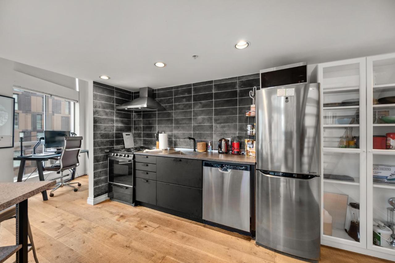 Rare Find Loft With Full Kitchen At Heart Of Downtown Apartment *