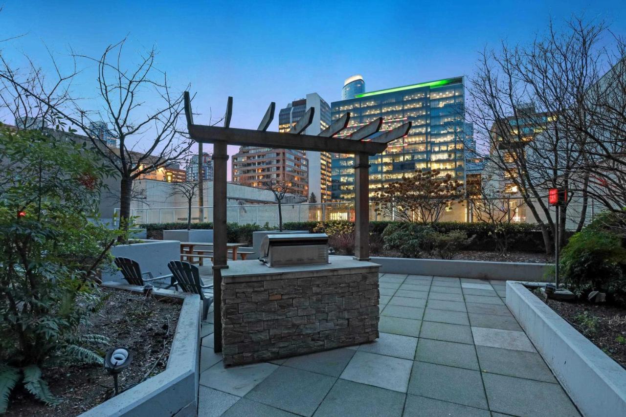 Rare Find Loft With Full Kitchen At Heart Of Downtown Apartment