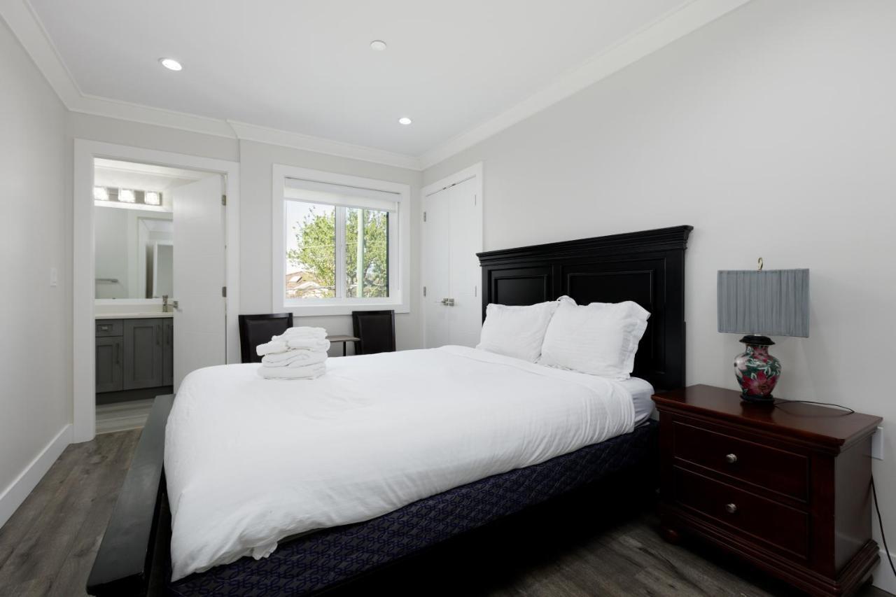 Apartment Cheerful 5 Bedroom House In *