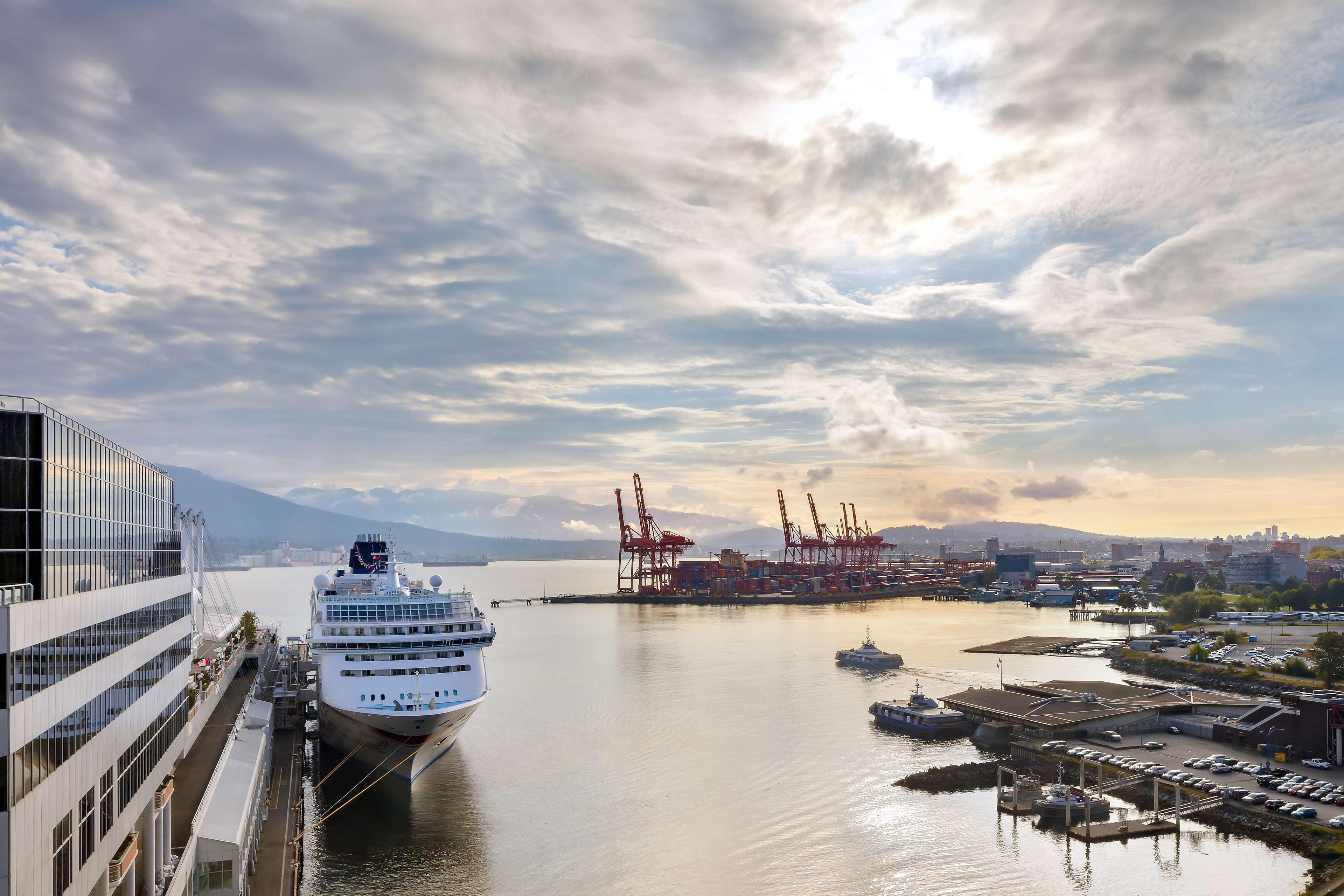 Fairmont Waterfront Hotel 5*
