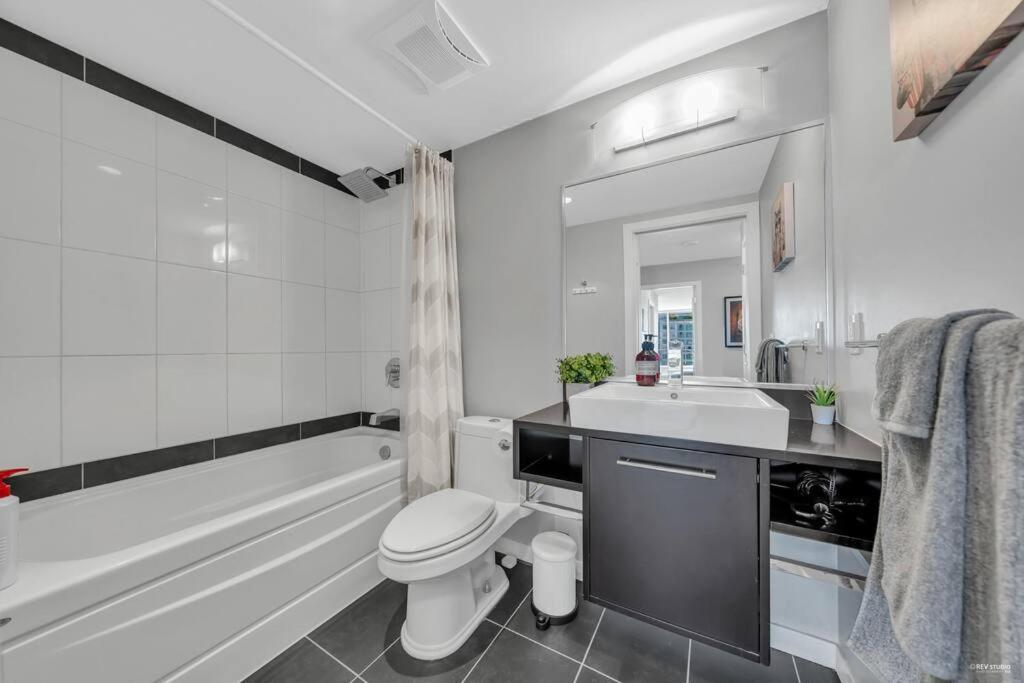 Spacious Dt 2-bdr High-rise With View, Pool, Gym