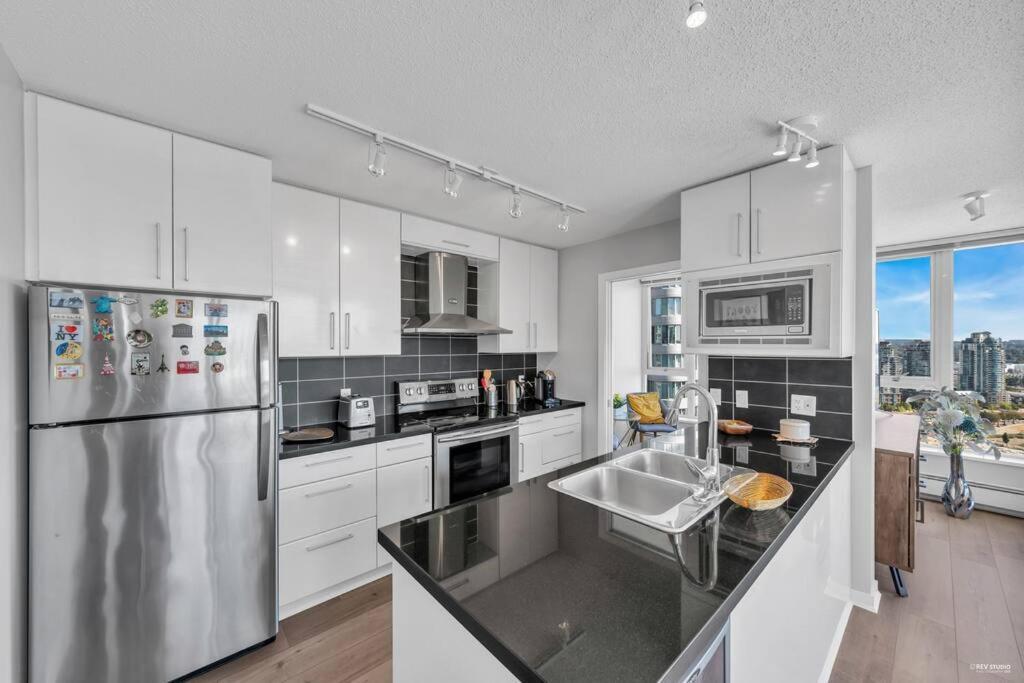 Apartment Spacious Dt 2-bdr High-rise With View, Pool, Gym Vancouver