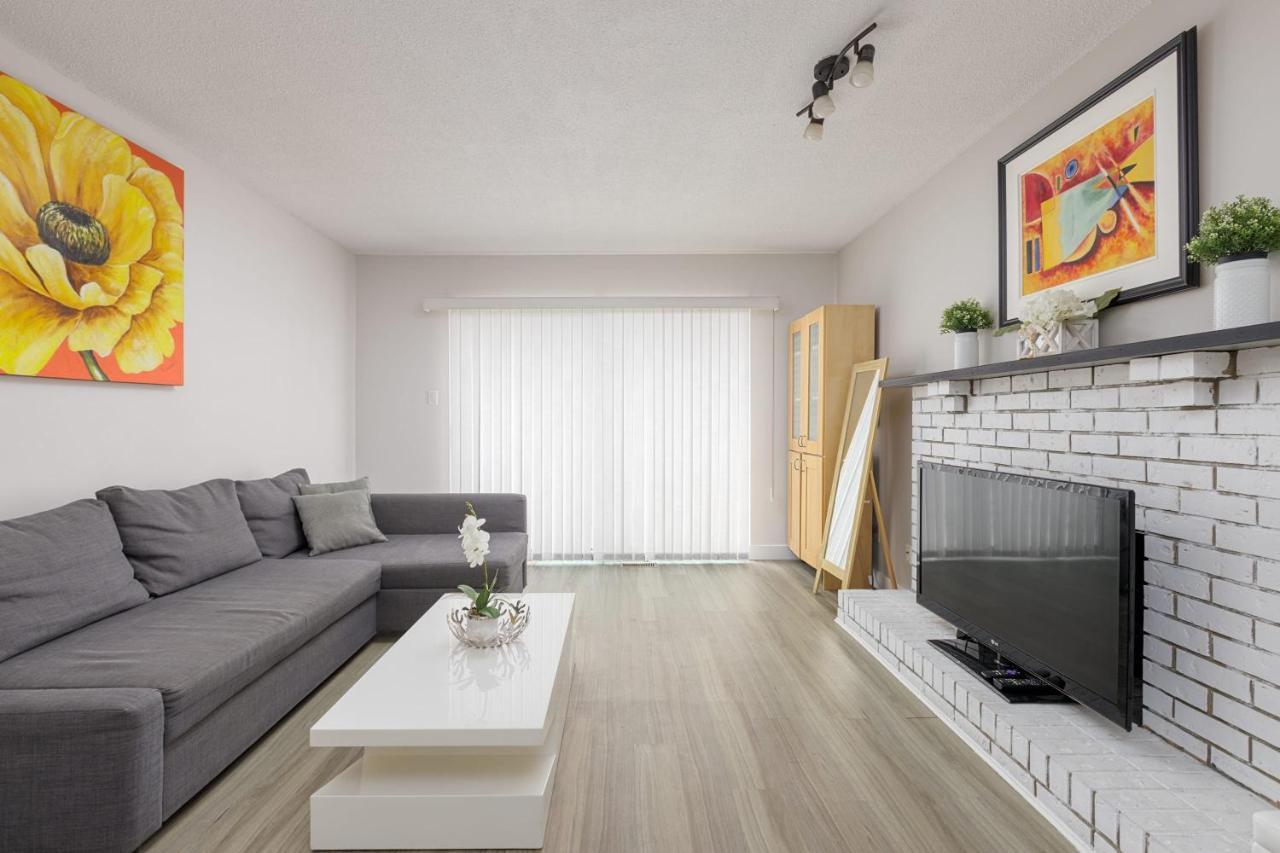 Huge 4 Bedroom Upper Apartment