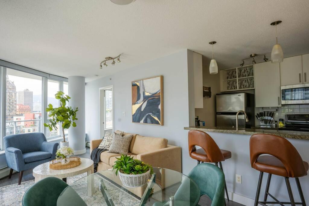 Downtown King Suite-surround Views-pool/gym/parkng Apartment *
