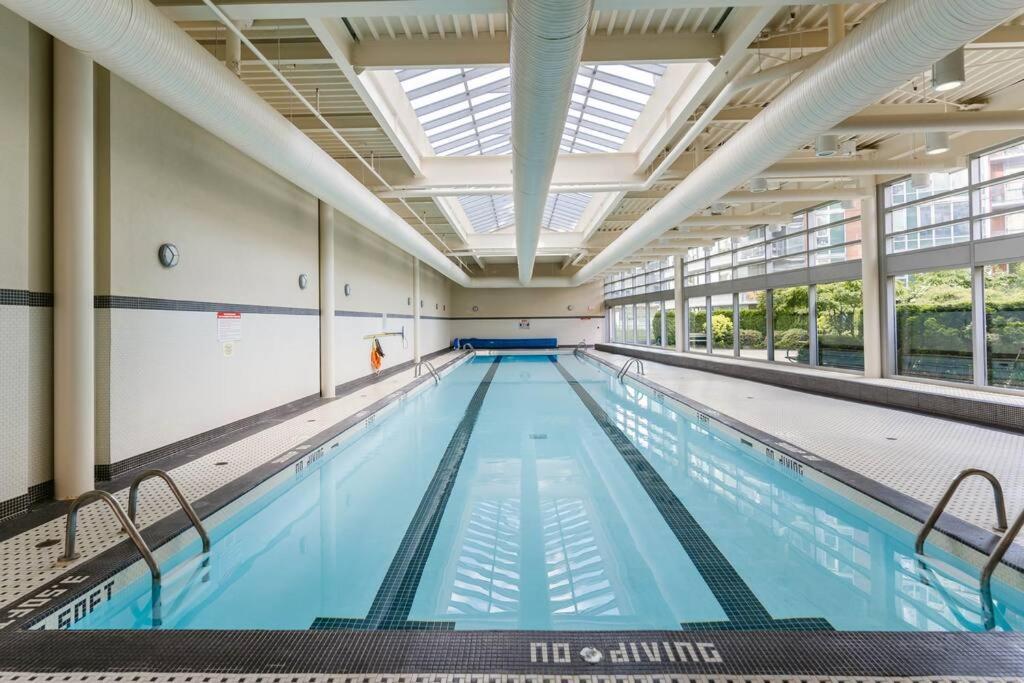 Downtown King Suite-surround Views-pool/gym/parkng Vancouver