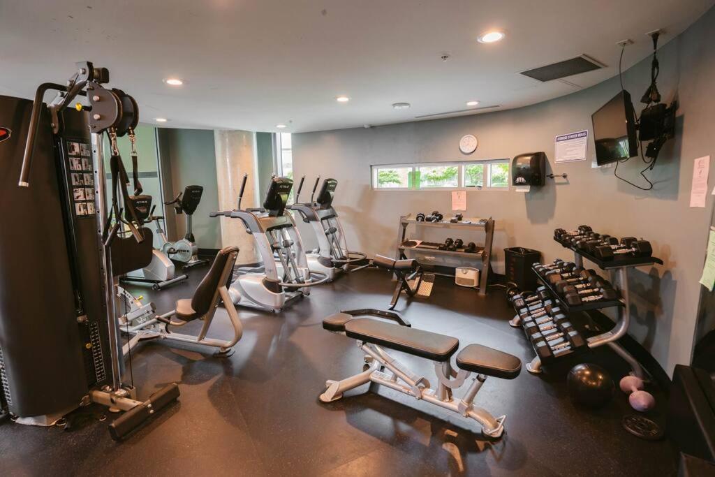 Downtown King Suite-surround Views-pool/gym/parkng Vancouver