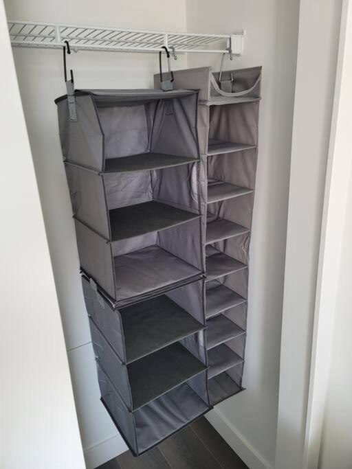 Apartment Modern 1-bedroom Den With Convenient Computer Setup, And Pet-friendly Environment, An Ideal For Travellers