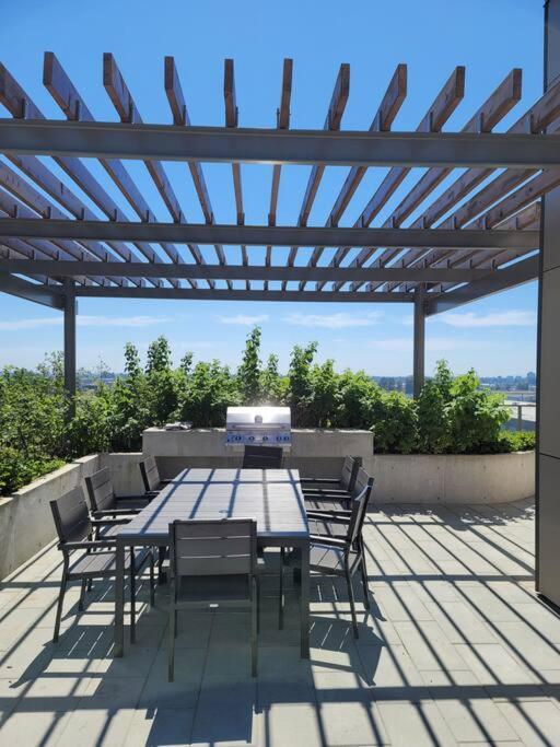 Modern 1-bedroom Den With Convenient Computer Setup, And Pet-friendly Environment, An Ideal For Travellers Apartment *