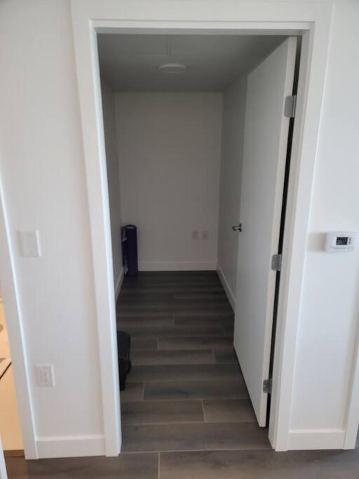 Modern 1-bedroom Den With Convenient Computer Setup, And Pet-friendly Environment, An Ideal For Travellers Apartment