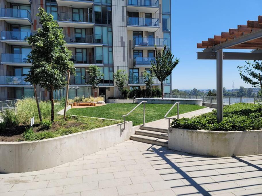 Modern 1-bedroom Den With Convenient Computer Setup, And Pet-friendly Environment, An Ideal For Travellers Apartment Vancouver