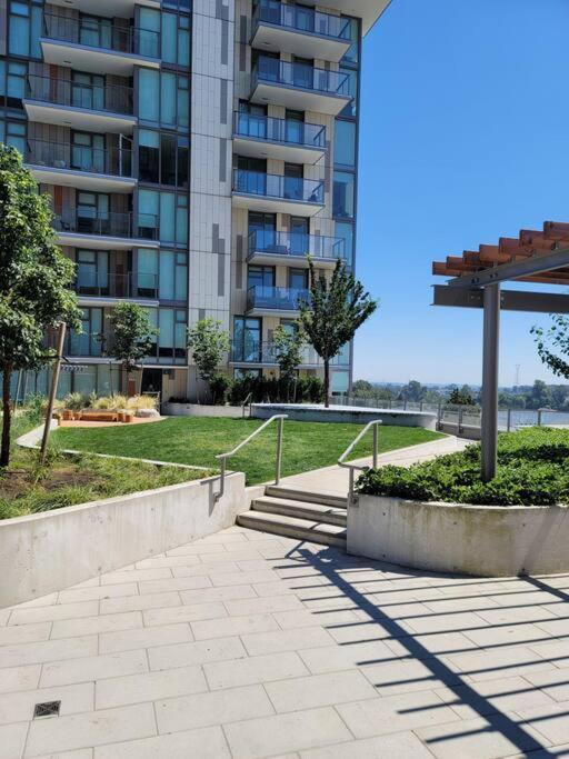 Modern 1-bedroom Den With Convenient Computer Setup, And Pet-friendly Environment, An Ideal For Travellers Vancouver