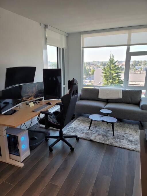 Modern 1-bedroom Den With Convenient Computer Setup, And Pet-friendly Environment, An Ideal For Travellers