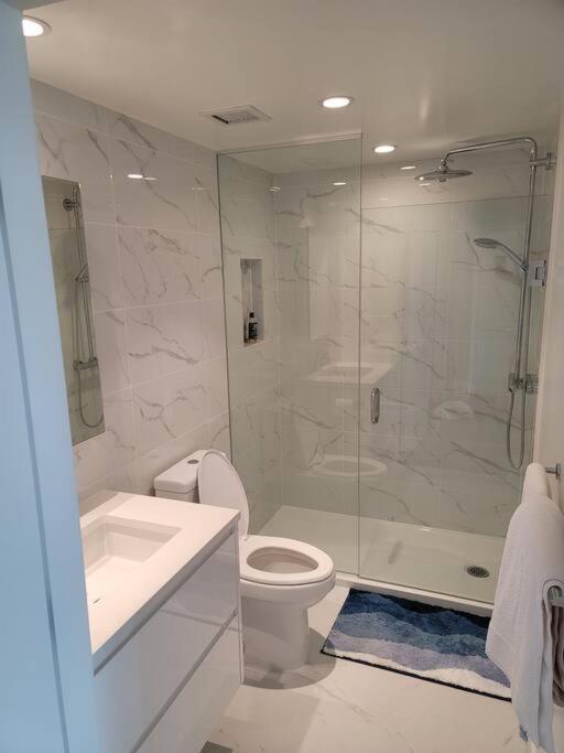 Modern 1-bedroom Den With Convenient Computer Setup, And Pet-friendly Environment, An Ideal For Travellers Apartment Vancouver