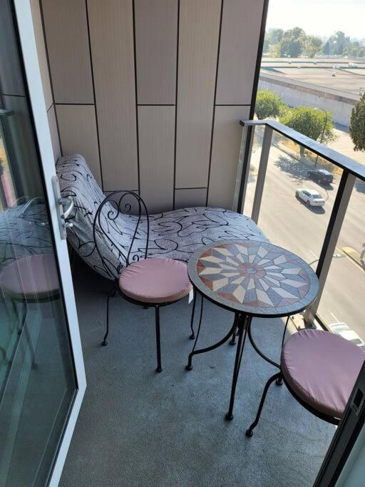 Modern 1-bedroom Den With Convenient Computer Setup, And Pet-friendly Environment, An Ideal For Travellers Apartment