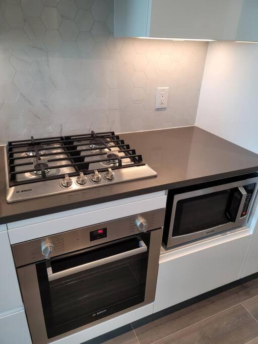 Modern 1-bedroom Den With Convenient Computer Setup, And Pet-friendly Environment, An Ideal For Travellers *