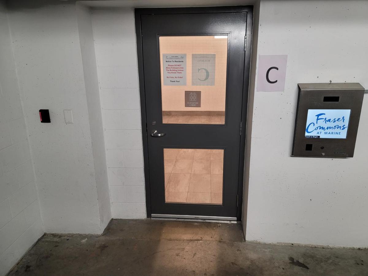 Modern 1-bedroom Den With Convenient Computer Setup, And Pet-friendly Environment, An Ideal For Travellers Vancouver