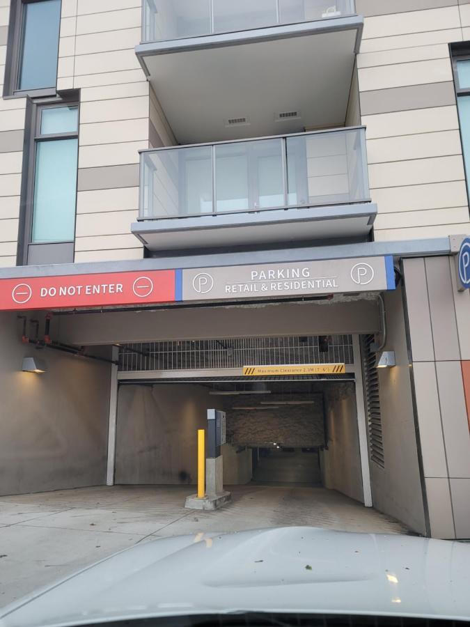 Modern 1-bedroom Den With Convenient Computer Setup, And Pet-friendly Environment, An Ideal For Travellers Apartment *