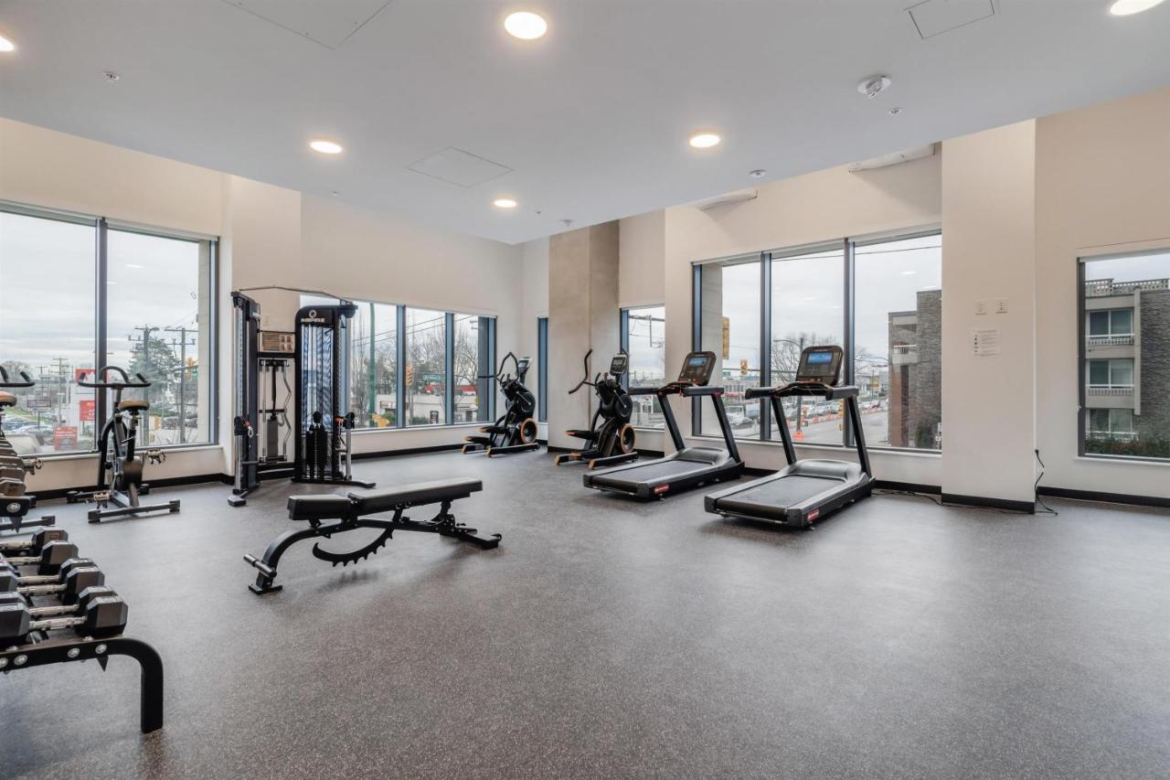 Modern 1-bedroom Den With Convenient Computer Setup, And Pet-friendly Environment, An Ideal For Travellers Apartment Vancouver