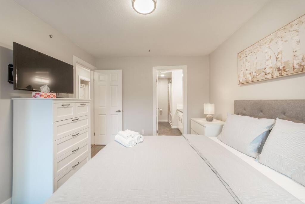 2-bdr 2-bath I 1100 Sq.ft I Walking Distance To Granville Island *