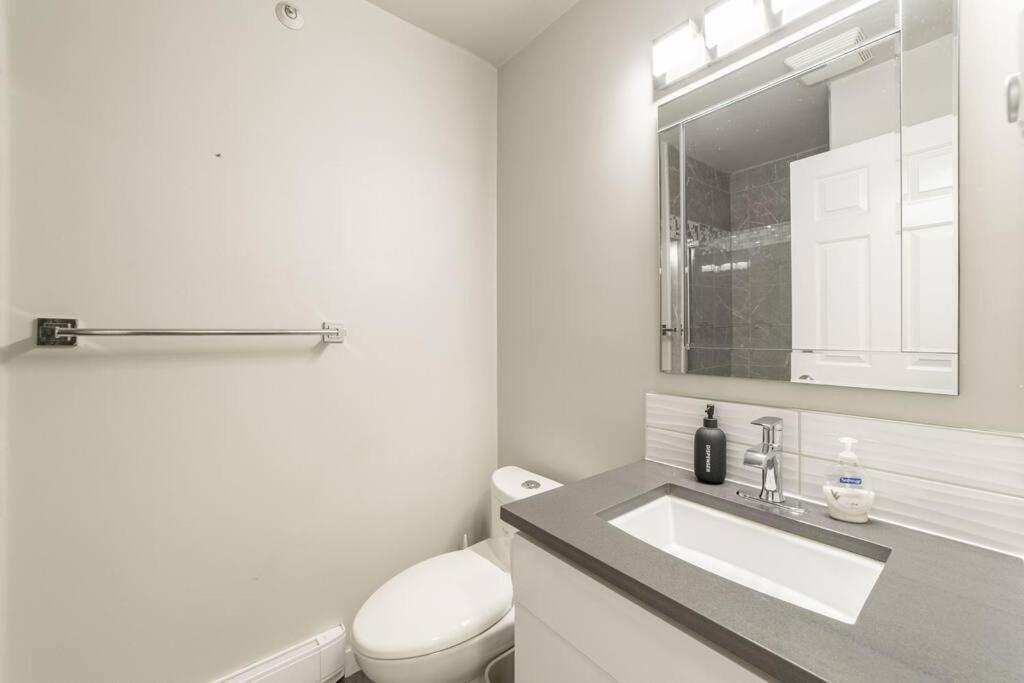 2-bdr 2-bath I 1100 Sq.ft I Walking Distance To Granville Island Apartment