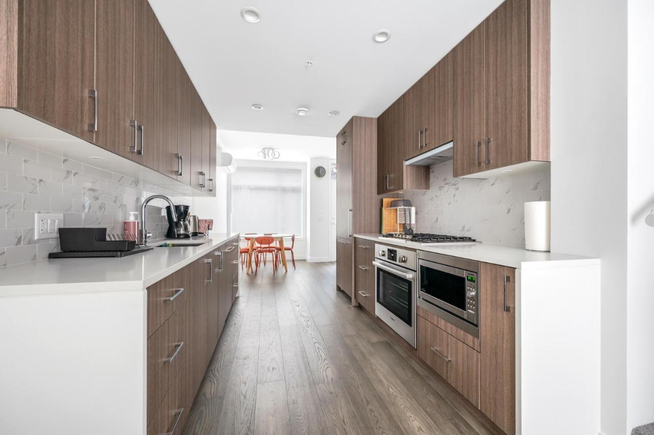 New 3bd Townhouse Near Qe Park Holiday home