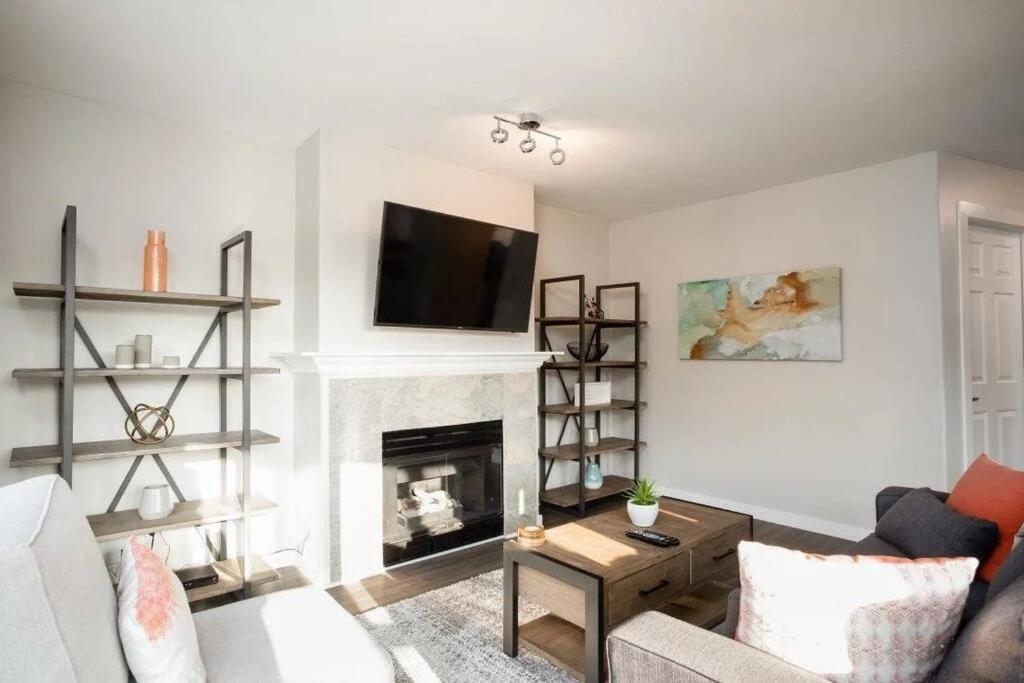 Apartment 2-bdr 2-bath I 1100 Sq.ft I Walking Distance To Granville Island *