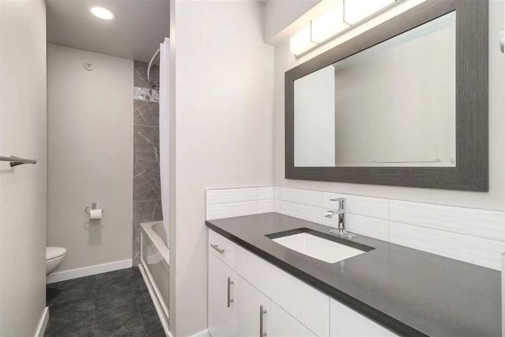 Apartment 2-bdr 2-bath I 1100 Sq.ft I Walking Distance To Granville Island