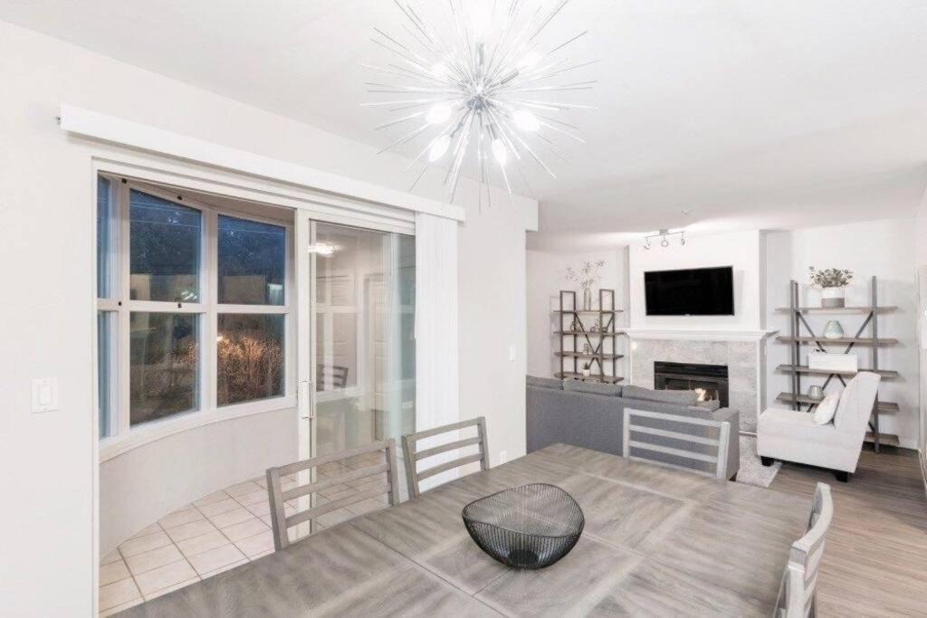 Apartment 2-bdr 2-bath I 1100 Sq.ft I Walking Distance To Granville Island *