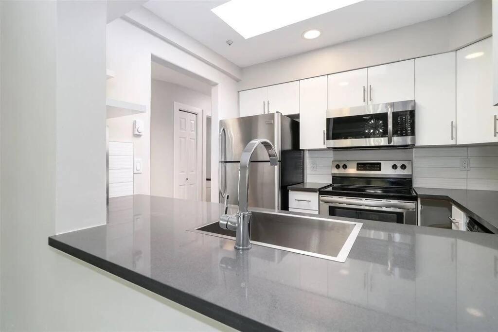 Apartment 2-bdr 2-bath I 1100 Sq.ft I Walking Distance To Granville Island Vancouver