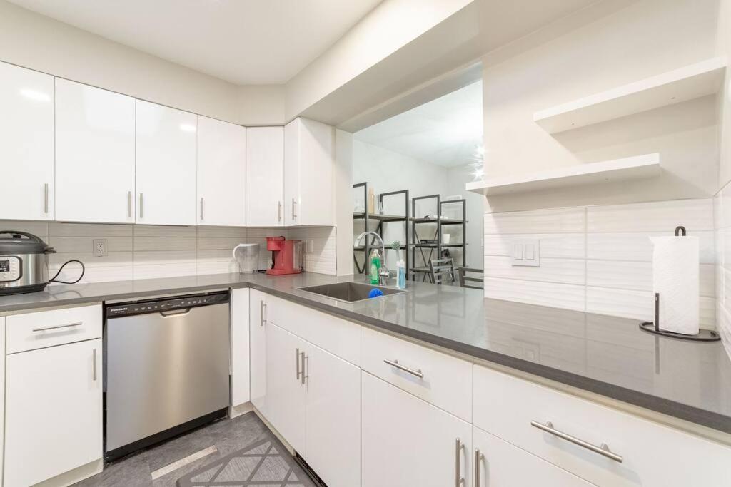 2-bdr 2-bath I 1100 Sq.ft I Walking Distance To Granville Island