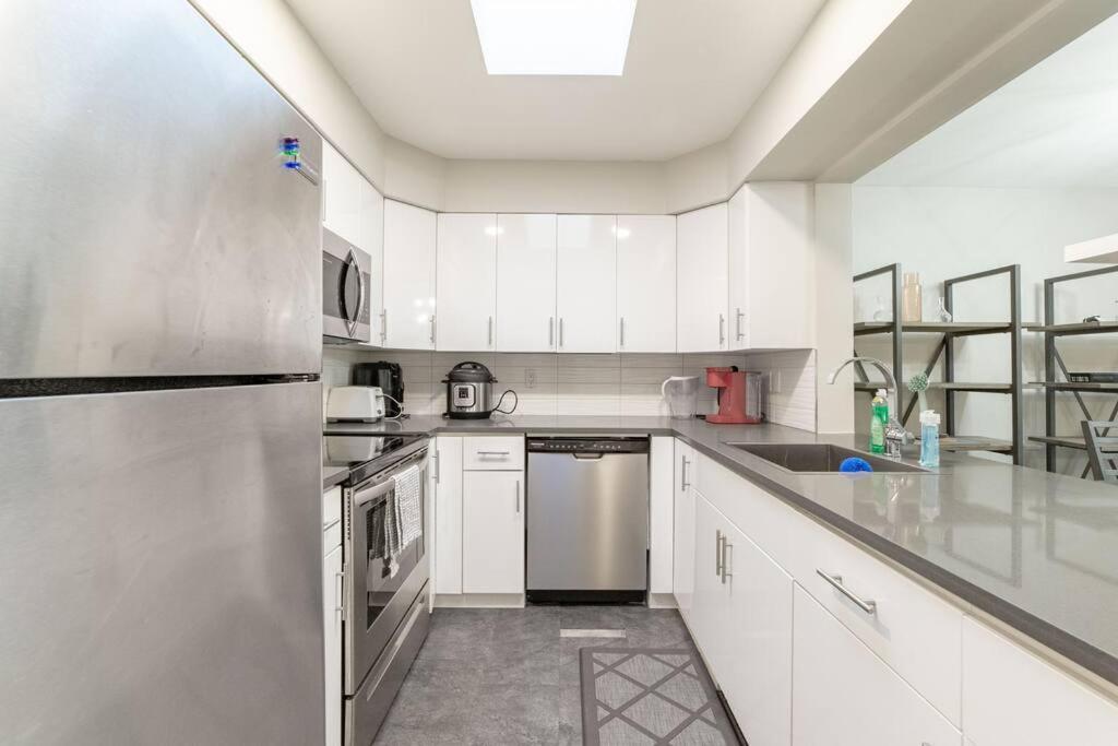 2-bdr 2-bath I 1100 Sq.ft I Walking Distance To Granville Island Apartment Vancouver