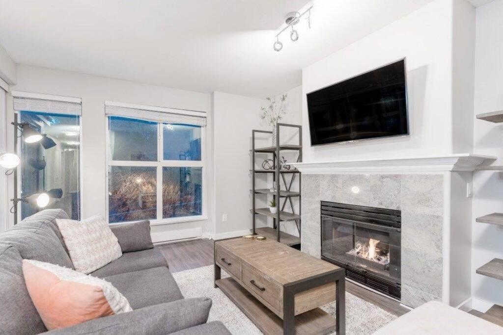 Apartment 2-bdr 2-bath I 1100 Sq.ft I Walking Distance To Granville Island
