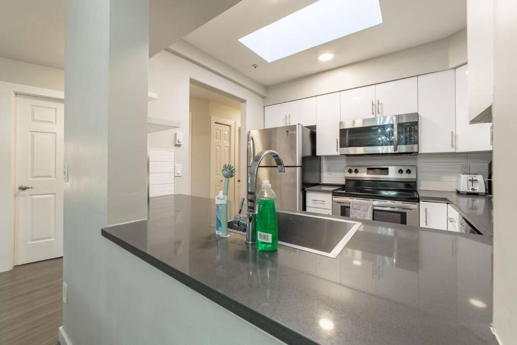 Apartment 2-bdr 2-bath I 1100 Sq.ft I Walking Distance To Granville Island