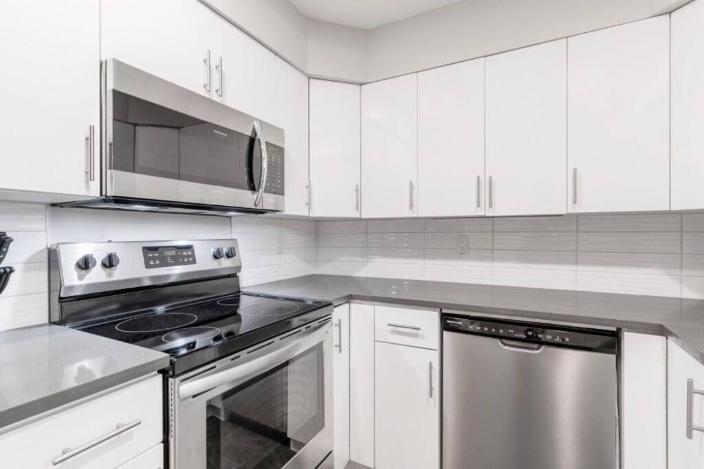 Apartment 2-bdr 2-bath I 1100 Sq.ft I Walking Distance To Granville Island