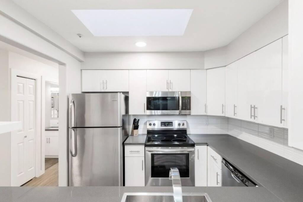 Apartment 2-bdr 2-bath I 1100 Sq.ft I Walking Distance To Granville Island *