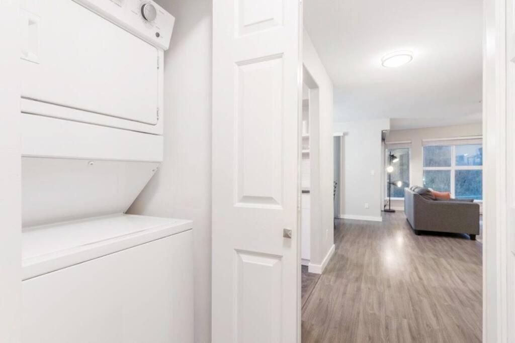 2-bdr 2-bath I 1100 Sq.ft I Walking Distance To Granville Island Apartment
