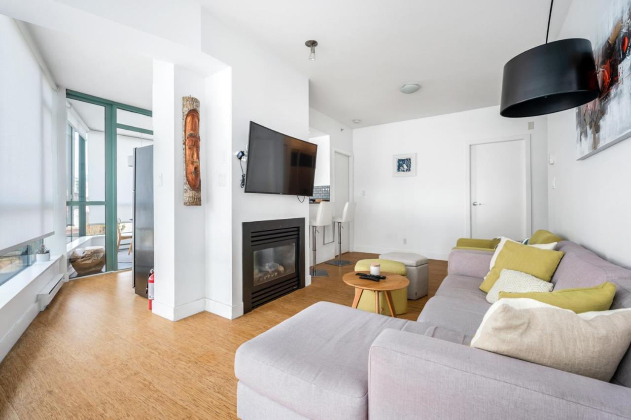 Bright 2 Bedroom Downtown With Free Parking Apartment Vancouver