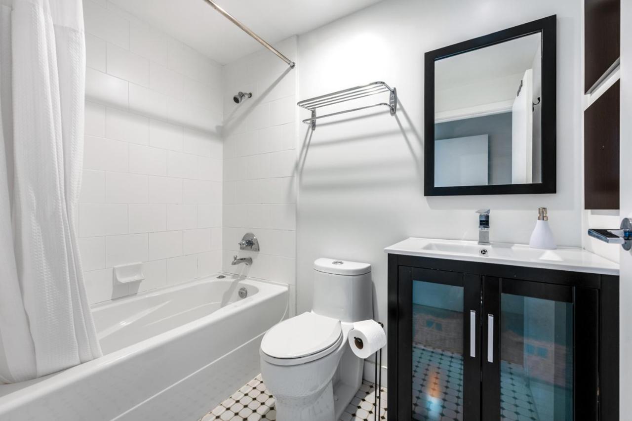 Bright 2 Bedroom Downtown With Free Parking Vancouver