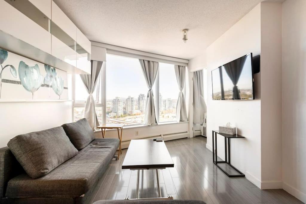 Apartment Downtown Living, Location/views/pool/workspace