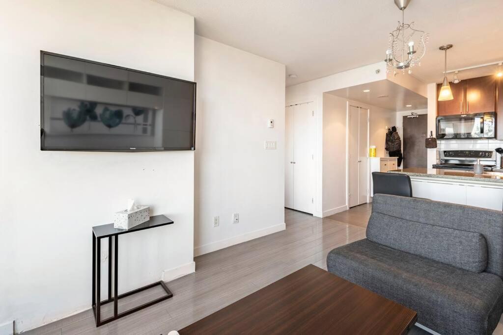 Downtown Living, Location/views/pool/workspace * Vancouver