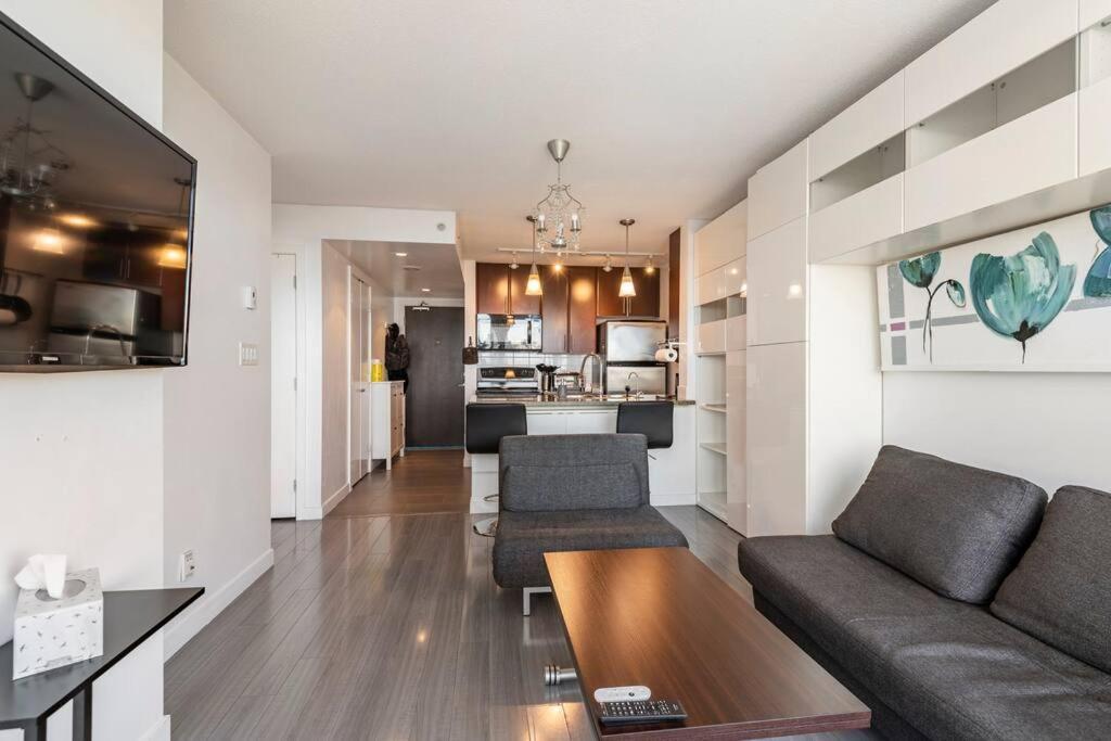 Downtown Living, Location/views/pool/workspace Apartment